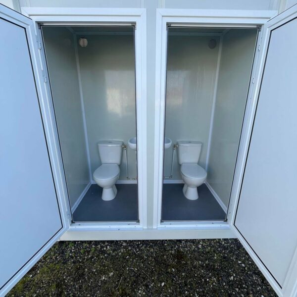 Module Sanitaire Double Préfabriqué – 2 Cabines Indépendantes (WC Homme/Femme) – Isolation 40mm