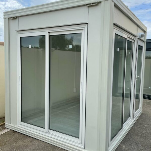 Module Préfabriqué Vitré 7m² (3x2,4m) – Bureau Panoramique Isolé (Panneaux Sandwich 40mm)